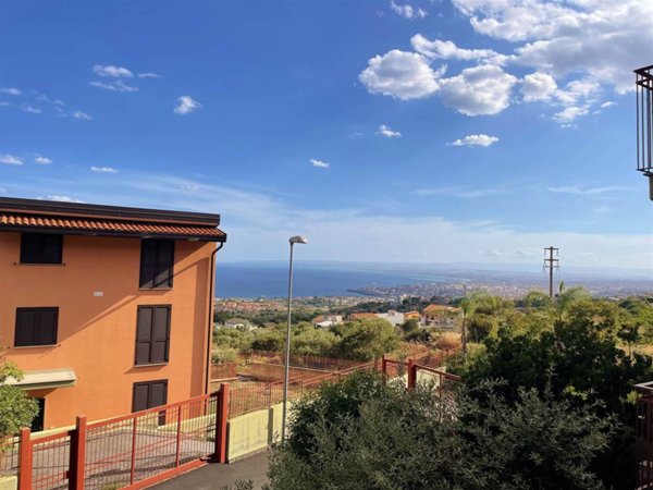 casa indipendente in vendita ad Aci Castello in zona Ficarazzi