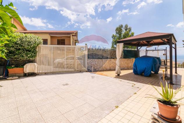 casa indipendente in vendita ad Aci Castello