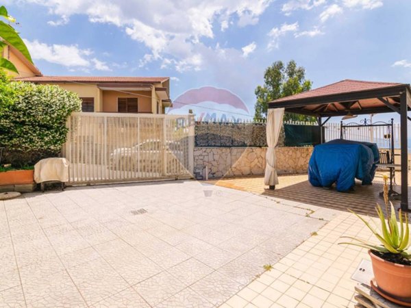 appartamento in vendita ad Aci Castello