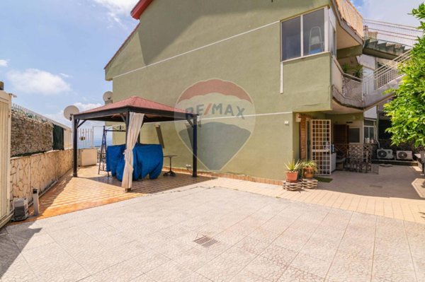 casa indipendente in vendita ad Aci Castello