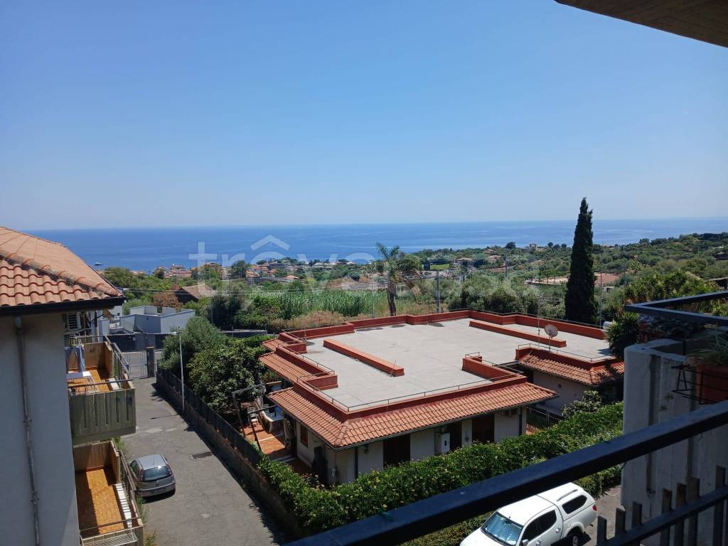 appartamento in vendita ad Aci Castello