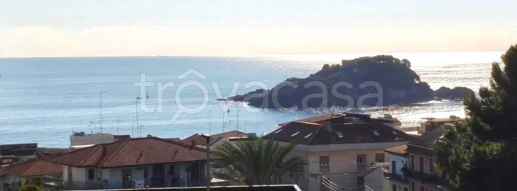 appartamento in vendita ad Aci Castello