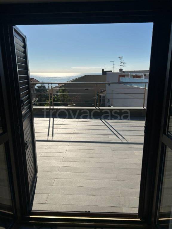 appartamento in vendita ad Aci Castello