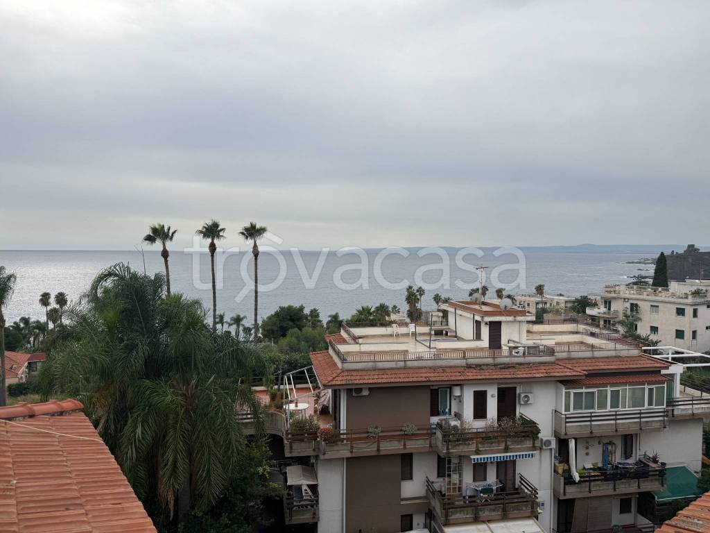 appartamento in vendita ad Aci Castello