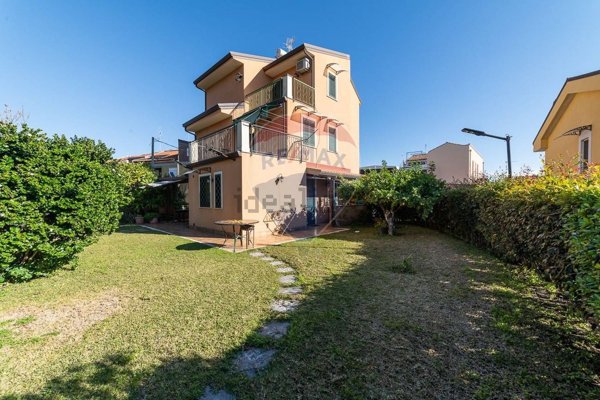 casa indipendente in vendita ad Aci Castello