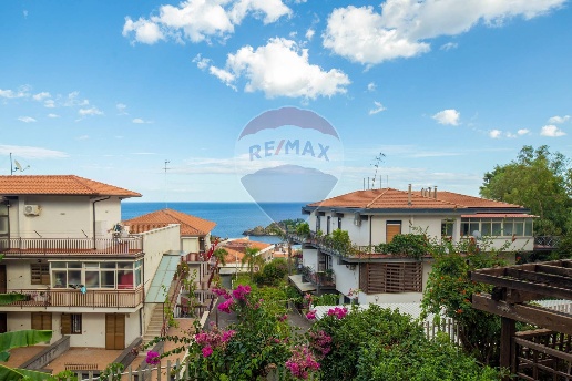 appartamento in vendita ad Aci Castello