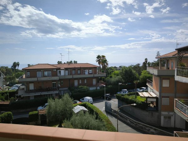 appartamento in vendita ad Aci Castello