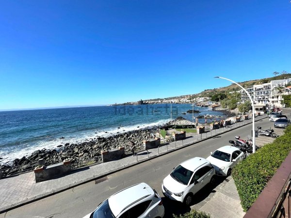 appartamento in vendita ad Aci Castello
