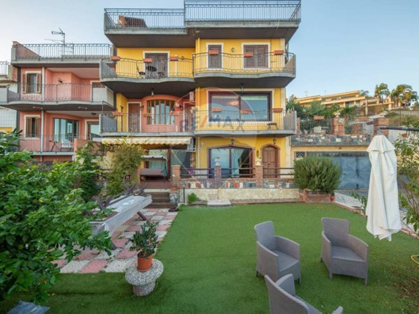 casa indipendente in vendita ad Aci Castello