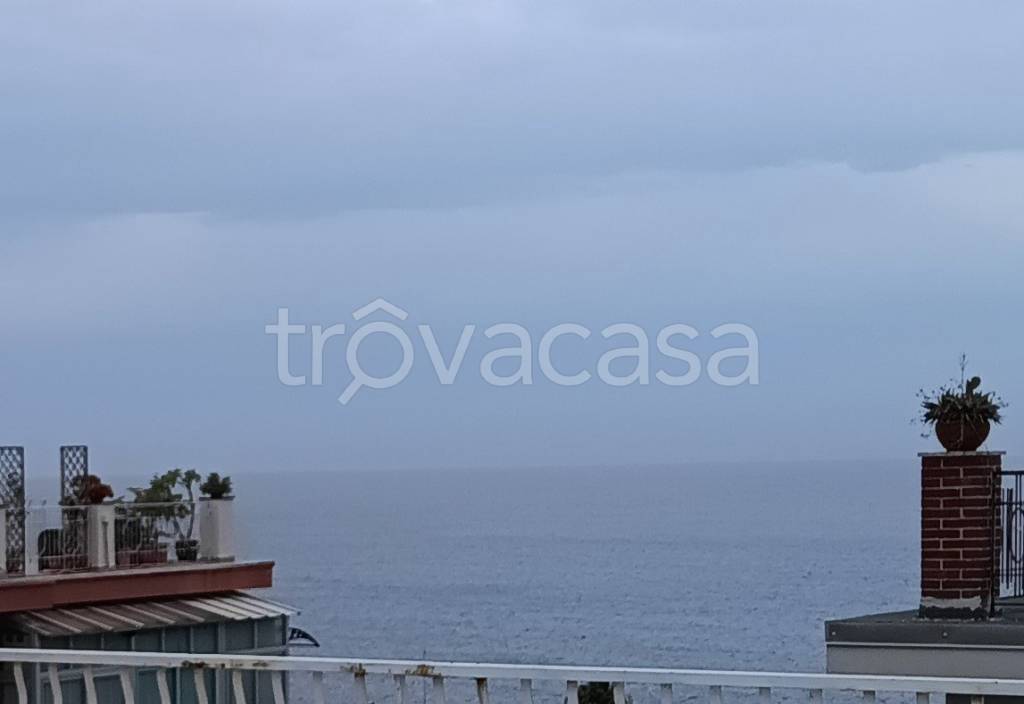 appartamento in vendita ad Aci Castello
