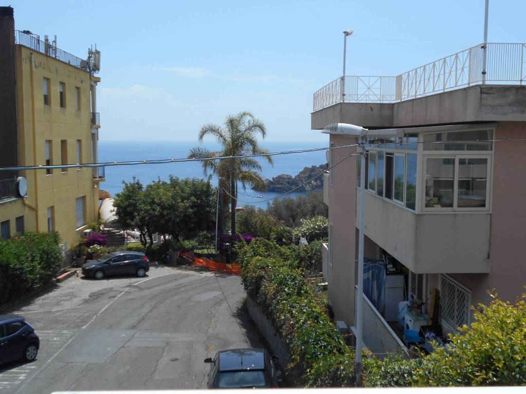 appartamento in vendita ad Aci Castello