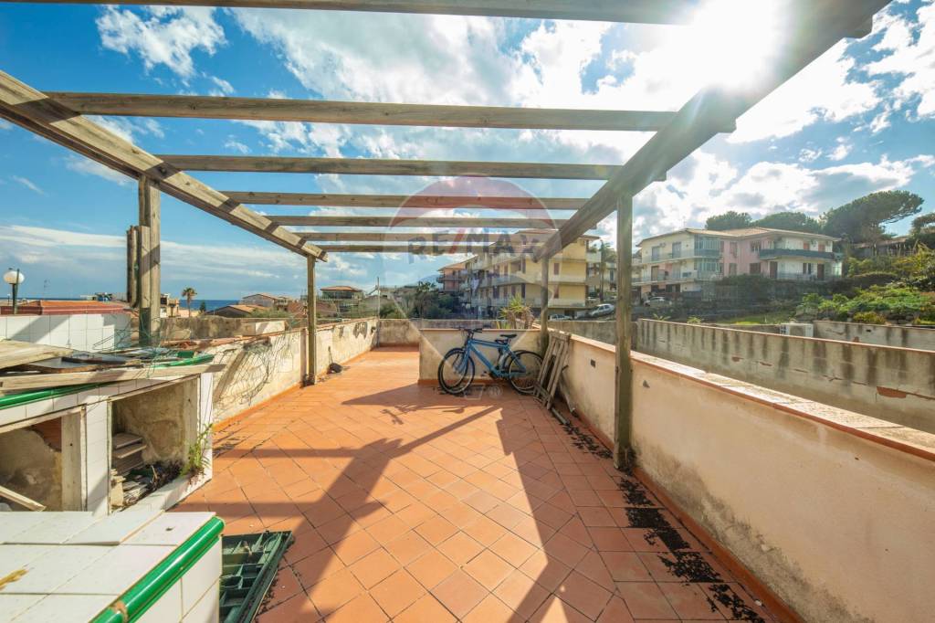 appartamento in vendita ad Aci Castello in zona Aci Trezza