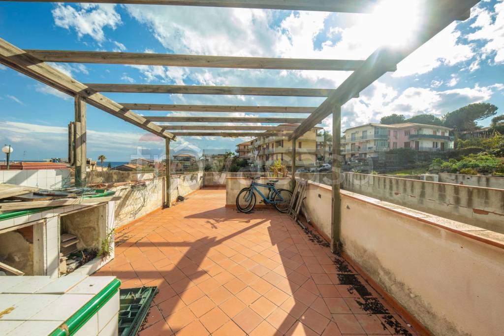 appartamento in vendita ad Aci Castello in zona Aci Trezza