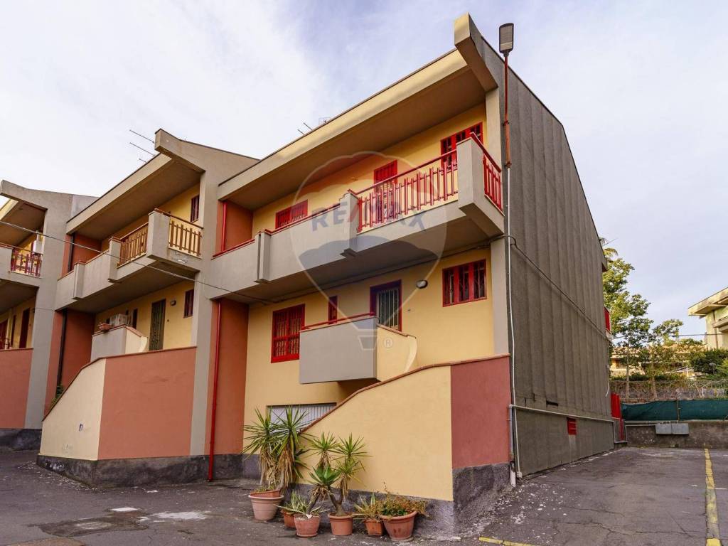 casa indipendente in vendita ad Aci Castello in zona Ficarazzi