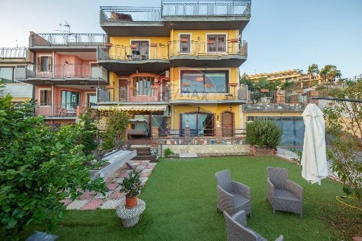 casa indipendente in vendita ad Aci Castello