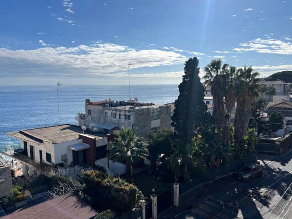 appartamento in vendita ad Aci Castello