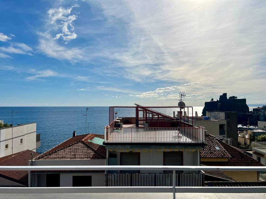 appartamento in vendita ad Aci Castello