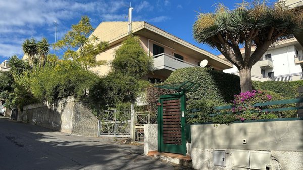 esavano in vendita ad Aci Castello