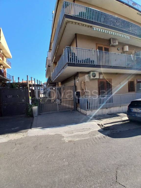 appartamento in vendita ad Aci Castello