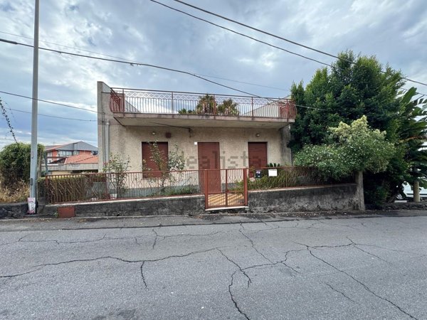 casa indipendente in vendita ad Aci Castello in zona Ficarazzi