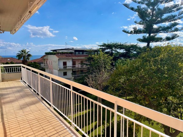 appartamento in vendita ad Aci Castello