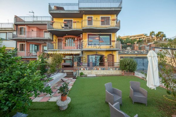 casa indipendente in vendita ad Aci Castello