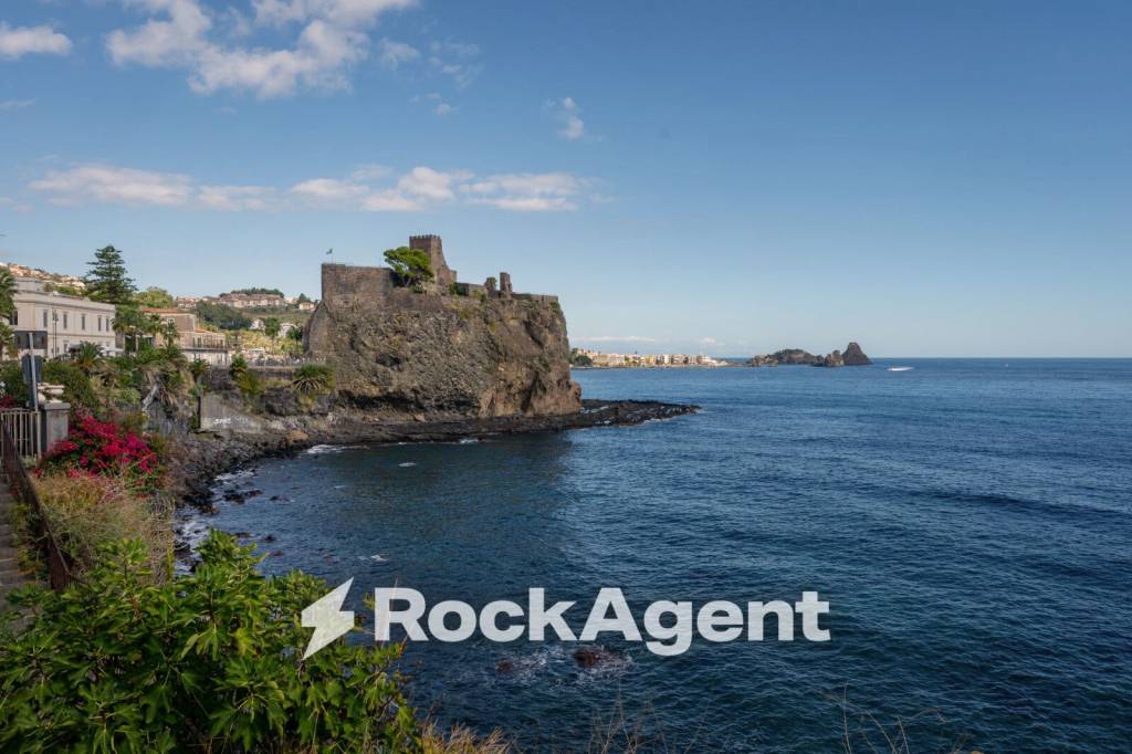 casa indipendente in vendita ad Aci Castello