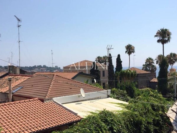 appartamento in vendita ad Aci Castello