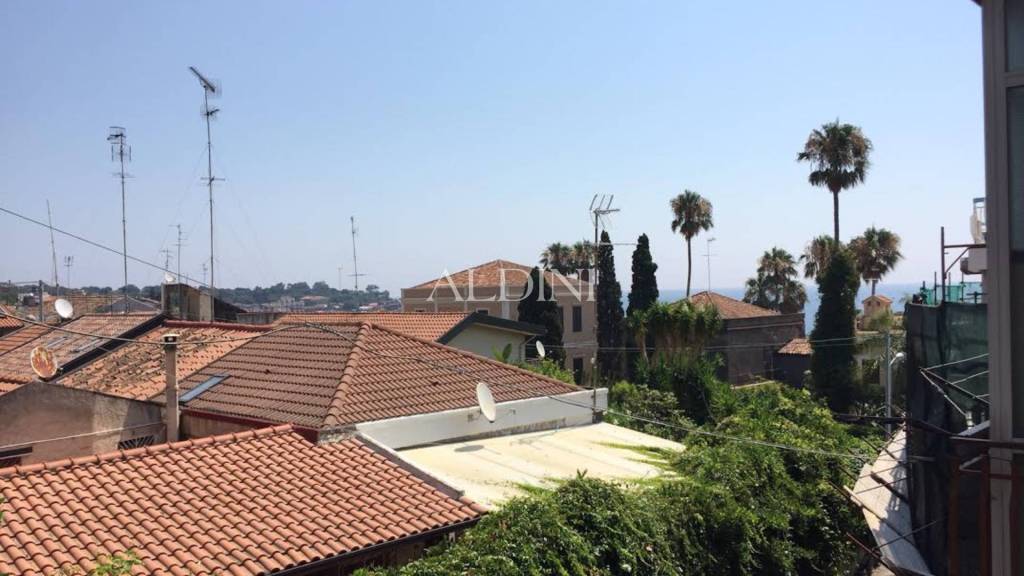 appartamento in vendita ad Aci Castello