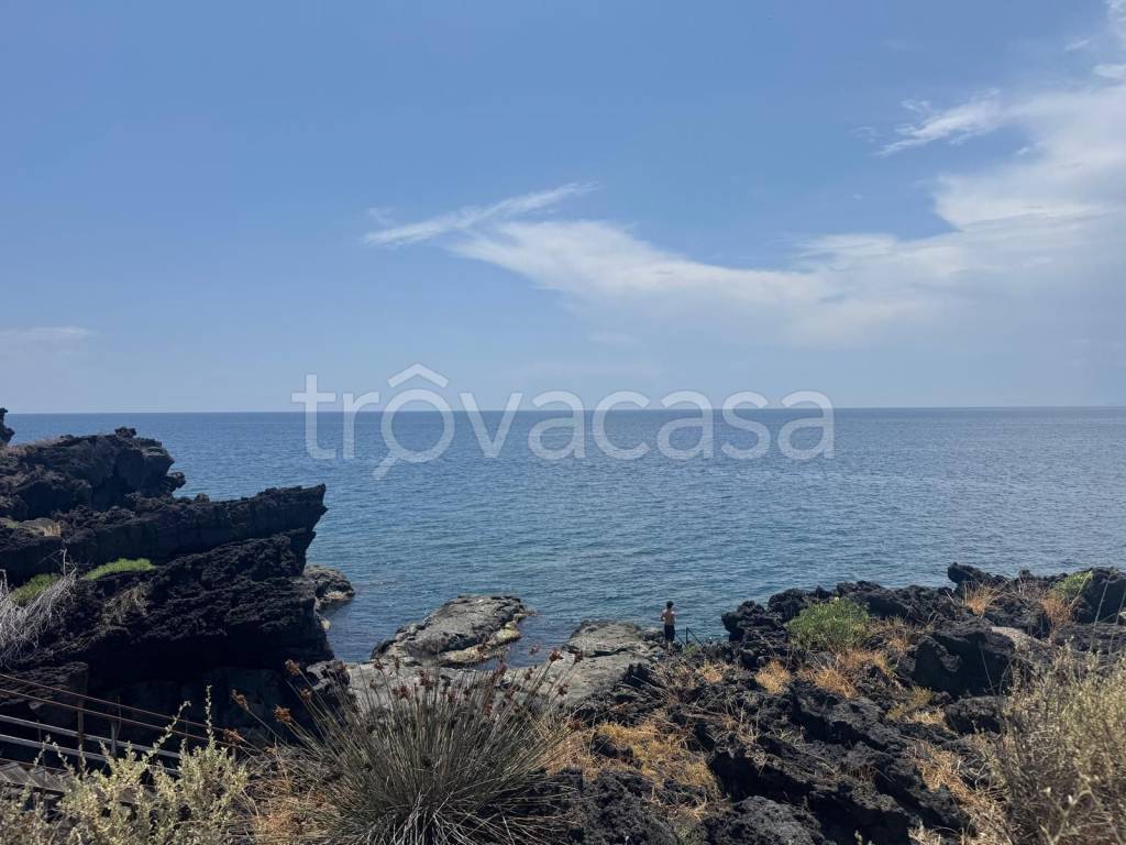 appartamento in vendita ad Aci Castello