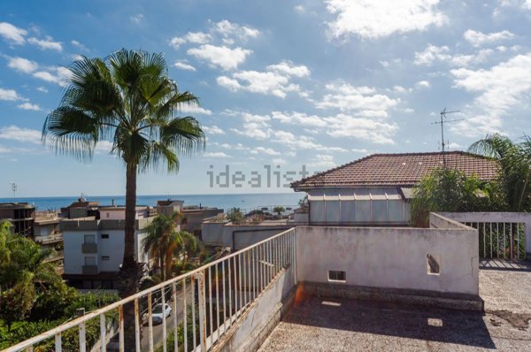 appartamento in vendita ad Aci Castello