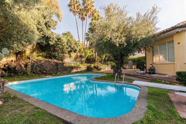 casa indipendente in vendita ad Aci Castello