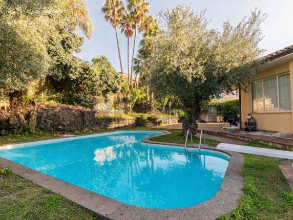 casa indipendente in vendita ad Aci Castello