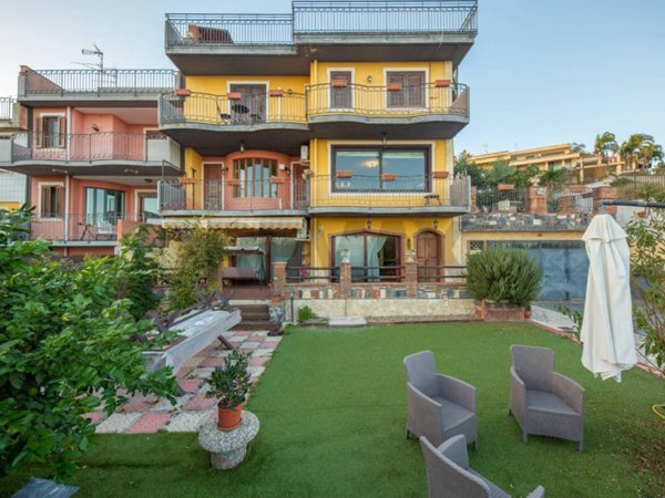 casa indipendente in vendita ad Aci Castello