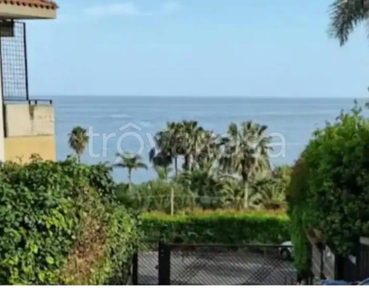 appartamento in vendita ad Aci Castello in zona Aci Trezza