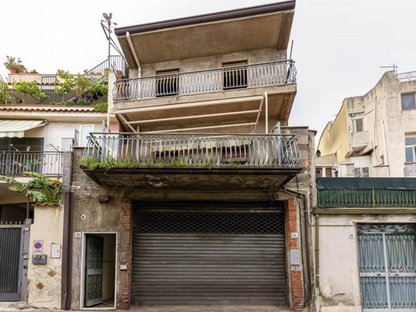 casa indipendente in vendita ad Aci Castello in zona Ficarazzi