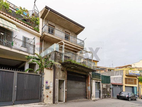 casa indipendente in vendita ad Aci Castello in zona Ficarazzi