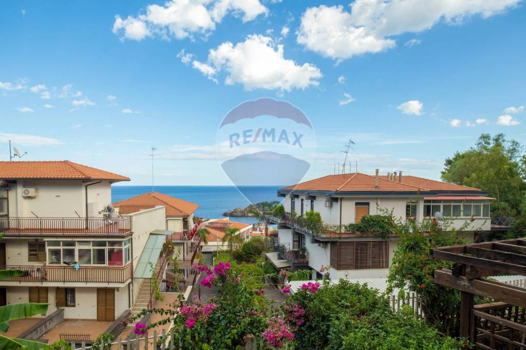 appartamento in vendita ad Aci Castello