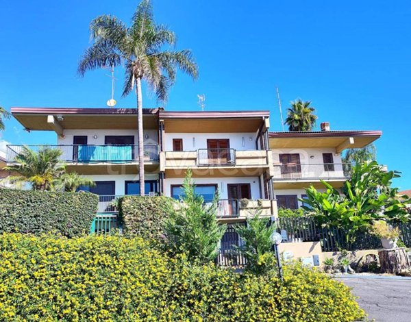 casa indipendente in vendita ad Aci Castello