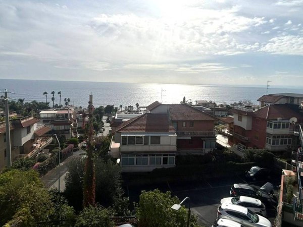 appartamento in vendita ad Aci Castello