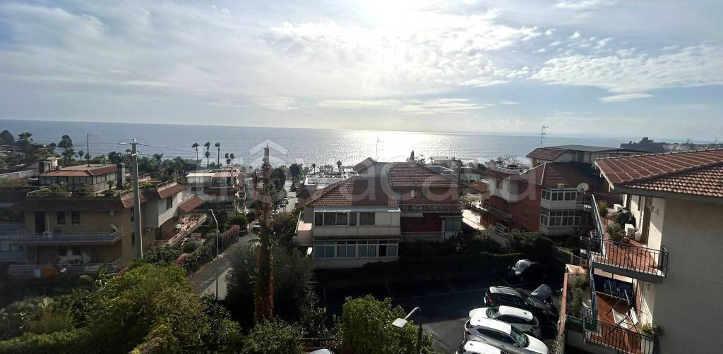 appartamento in vendita ad Aci Castello