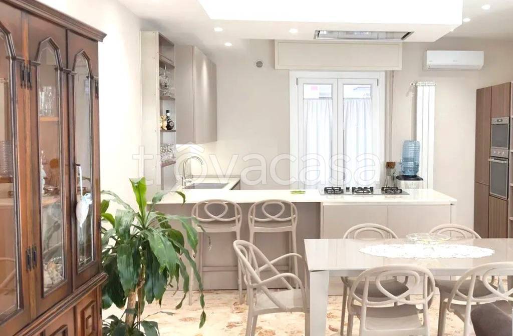 appartamento in vendita ad Aci Castello