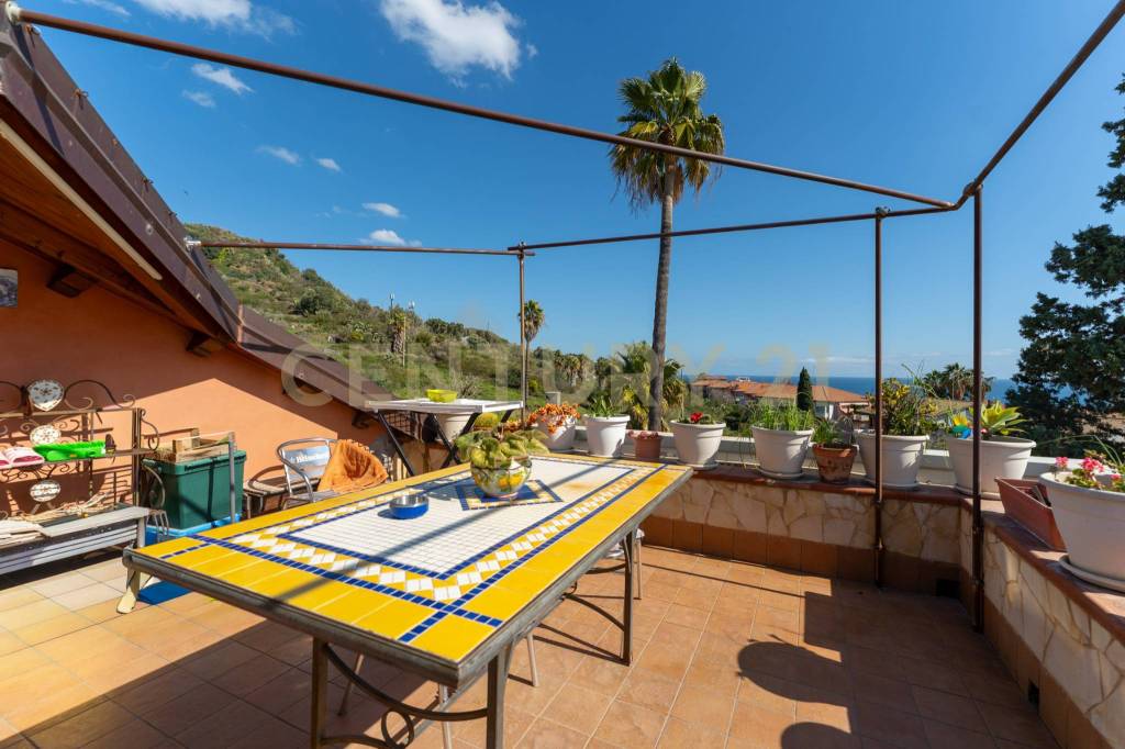 appartamento in vendita ad Aci Castello