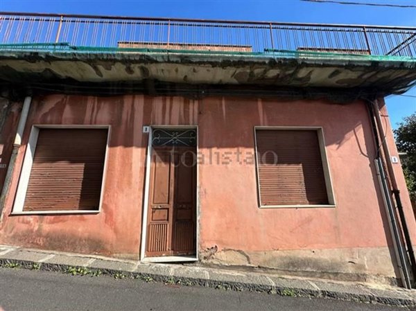 casa indipendente in vendita ad Aci Castello in zona Ficarazzi