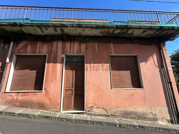 casa indipendente in vendita ad Aci Castello in zona Ficarazzi