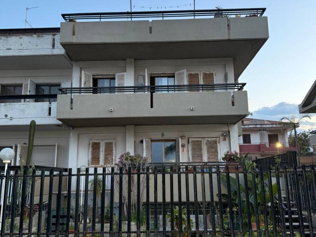 casa indipendente in vendita ad Aci Castello