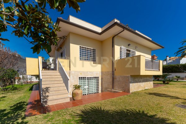 casa indipendente in vendita ad Aci Castello