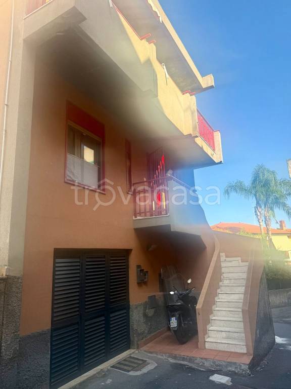 casa indipendente in vendita ad Aci Castello