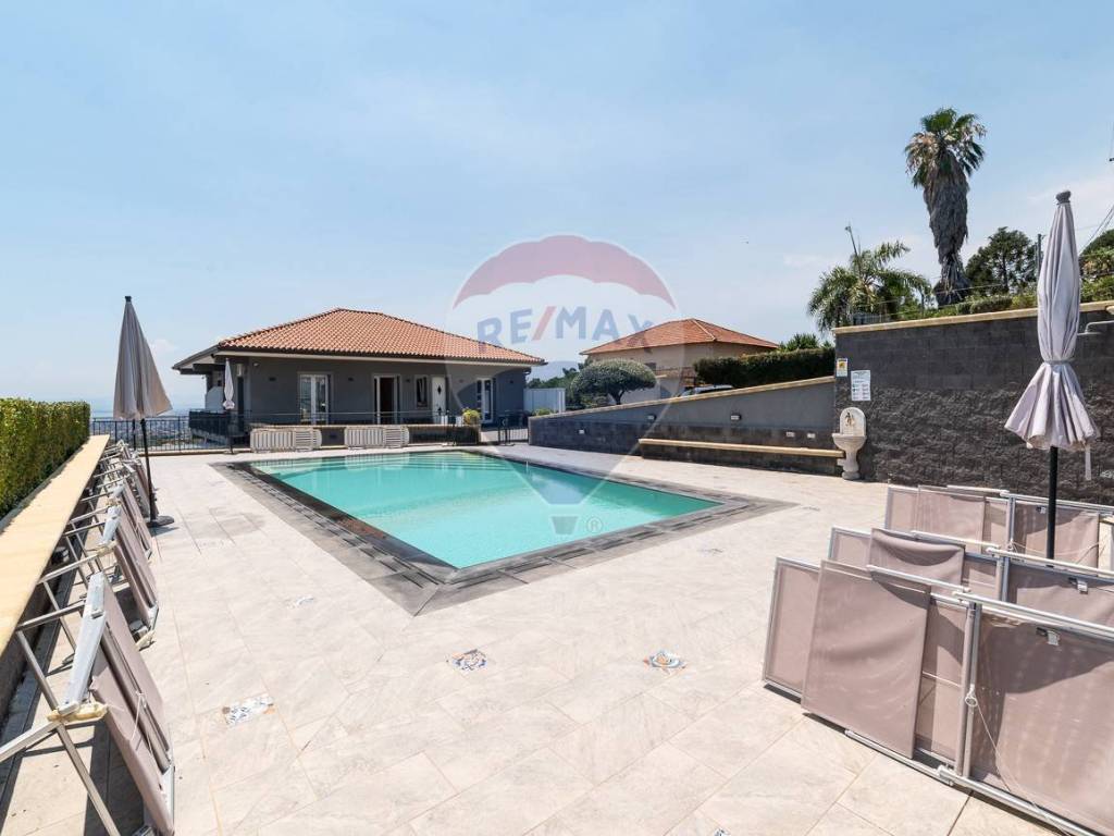 casa indipendente in vendita ad Aci Castello in zona Ficarazzi