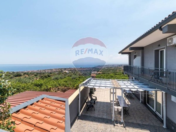 casa indipendente in vendita ad Aci Castello in zona Ficarazzi